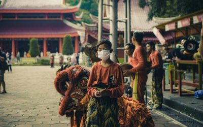 Dominando el Arte de Saludar: Guía Esencial de Saludos y Modales Culturales en 2025