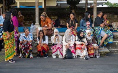 Dominando el Arte de los Saludos y Modales Culturales: Tu Guía Esencial para 2025